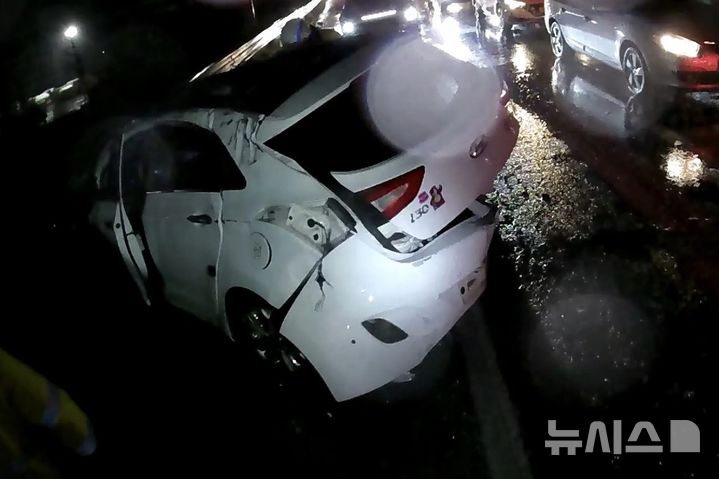 [인천=뉴시스] 지난 14일 오후 인천 계양구 용종동 수도권제1순환고속도로 계양나들목(IC) 인근 1차선 도로에서 중앙분리대를 들이받은 i30 승용차와 이를 뒤따르던 1t 트럭이 부딪히는 2차 사고가 발생했다. 사진은 사고 충격으로 파손된 i30 승용차. (사진=인천소방본부 제공) 2026.07.15. photo@newsis.com