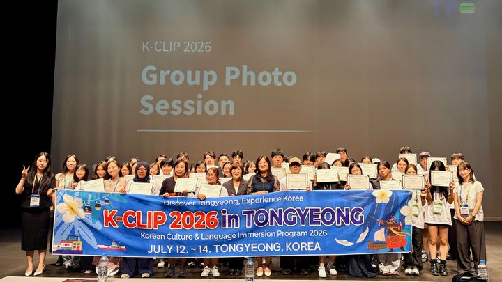 [통영=뉴시스] 신정철 기자= 경남 통영시는 글로벌도시 관광진흥기구(TPO) 회원국 청년 등 40여 명을 초청해 지난 12일부터 14일까지 진행한 ‘K-CLIP 2026(한국 문화·언어 체험 프로그램)’의 통영 일정을 성공적으로 마무리됐다고 16일 밝혔다.사진은 참가 학생들의 단체 사진 모습.(사진=통영시 제공).2026.07.16. photo@newsis.com *재판매 및 DB 금지