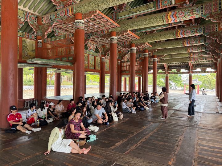 [통영=뉴시스] 신정철 기자= 경남 통영시는 글로벌도시 관광진흥기구(TPO) 회원국 청년 등 40여 명을 초청해 지난 12일부터 14일까지 진행한 ‘K-CLIP 2026(한국 문화·언어 체험 프로그램)’의 통영 일정을 성공적으로 마무리됐다고 16일 밝혔다.사진은 지난 13일 통영 삼도수군통제영을 방문해 깊이 있는 해설을 경청하고 있는 모습.(사진=통영시 제공).2026.07.16. photo@newsis.com *재판매 및 DB 금지