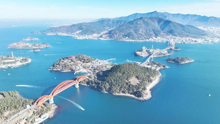 경남 사천시 늑도(가운데 큰 섬)와 창선대교 삼천포대교 등 주변 경관.(사진=경남연구원 제공) 2026.07.15. *재판매 및 DB 금지