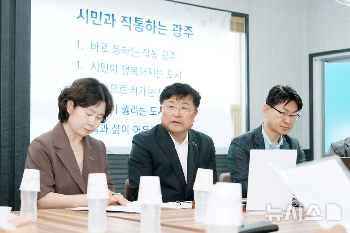 [경기광주=뉴시스] 박관열 경기 광주시장이 경안시장에서 첫 직통시장실을 운영하고 있다. (사진=광주시 제공) 2026.07.15. photo@newsis.com 
