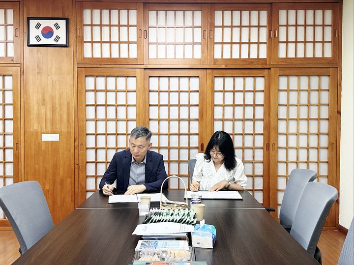 [울산=뉴시스] 울산 강남교육지원청 강선정 초등교육지원과장(오른쪽)이 6일 중국 옌타이한국국제학교 이낙종 교장(왼쪽)과 국제교류 업무 지원 협약을 맺고있다. (사진=울산시교육청 제공) 2026.07.15. photo@newsis.com *재판매 및 DB 금지