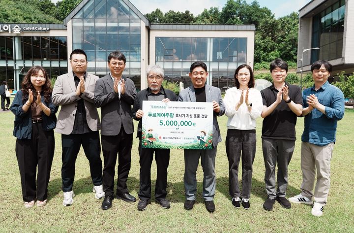 [세종=뉴시스]하동근 한국지역난방공사 사장(왼쪽에서 네번째)이 푸르메여주팜 조영수 대표이사(왼쪽에서 다섯번째)에게 혹서기 지원용품을 전달했다. (사진= 한난 제공) *재판매 및 DB 금지