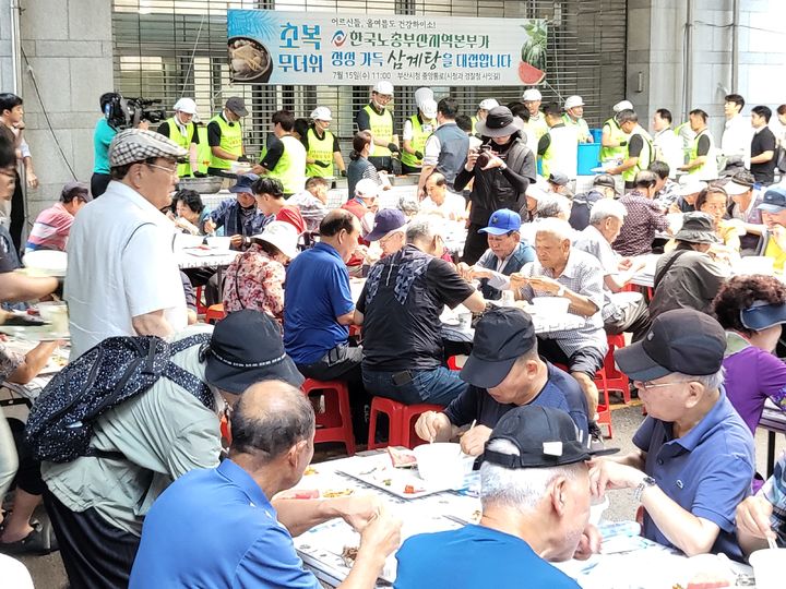 [부산=뉴시스] 한국노동조합총연맹(한국노총) 부산지역본부는 15일 부산시청과 부산경찰청 사이 중앙통로에서 지역 어르신 700여명을 초청해 '초복맞이 정성 가득 삼계탕 무료급식 봉사활동'을 진행했다. (사진=한국노총 부산본부 제공) 2026.07.15. photo@newsis.com *재판매 및 DB 금지