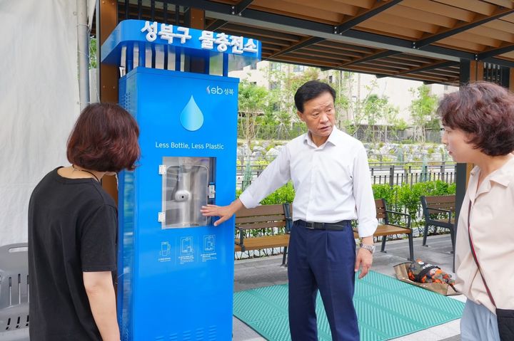 [서울=뉴시스]성북구, 폭염 대책과 탄소중립 동시에 잡는 ‘성북구 물 충전소’ 운영. (사진=성북구 제공) 2026.07.15. photo@newsis.com *재판매 및 DB 금지