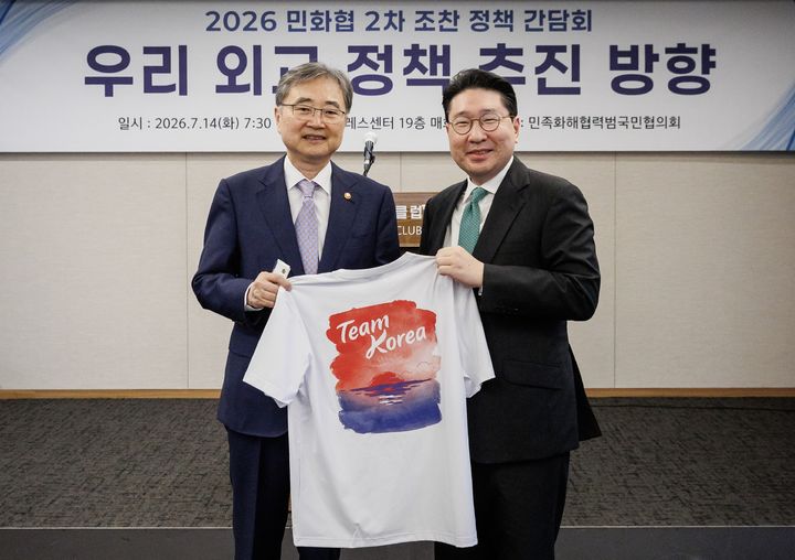 [서울=뉴시스] 이상현 2026 아이치·나고야 아시안게임 선수단장과 조현 외교부 장관. (사진 = 대한사이클연맹 제공) *재판매 및 DB 금지