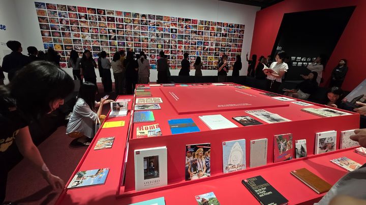 [서울=뉴시스] 박현주 미술전문기자 = 서울시립사진미술관 '마틴 파: We Are Martin Parr' 전시장에 마련된 포토북 열람 공간. 가구 브랜드 알소(Arso)가 협찬한 소파에 앉아 마틴 파의 사진책을 자유롭게 펼쳐볼 수 있도록 꾸몄다. *재판매 및 DB 금지