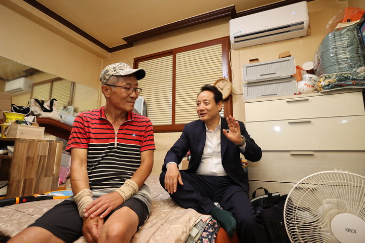 [전남광주=뉴시스] 전남광주 동구는 고향사랑기부를 통해 모인 8400만원을 쪽방촌 주민들의 냉방시설 설치 등에 투입했다고 15일 밝혔다. 임택 전남광주 동구청장이 쪽방촌 주민과 이야기하고 있다. (사진 = 전남광주 동구 제공) 2026.07.15. photo@newsis.com *재판매 및 DB 금지