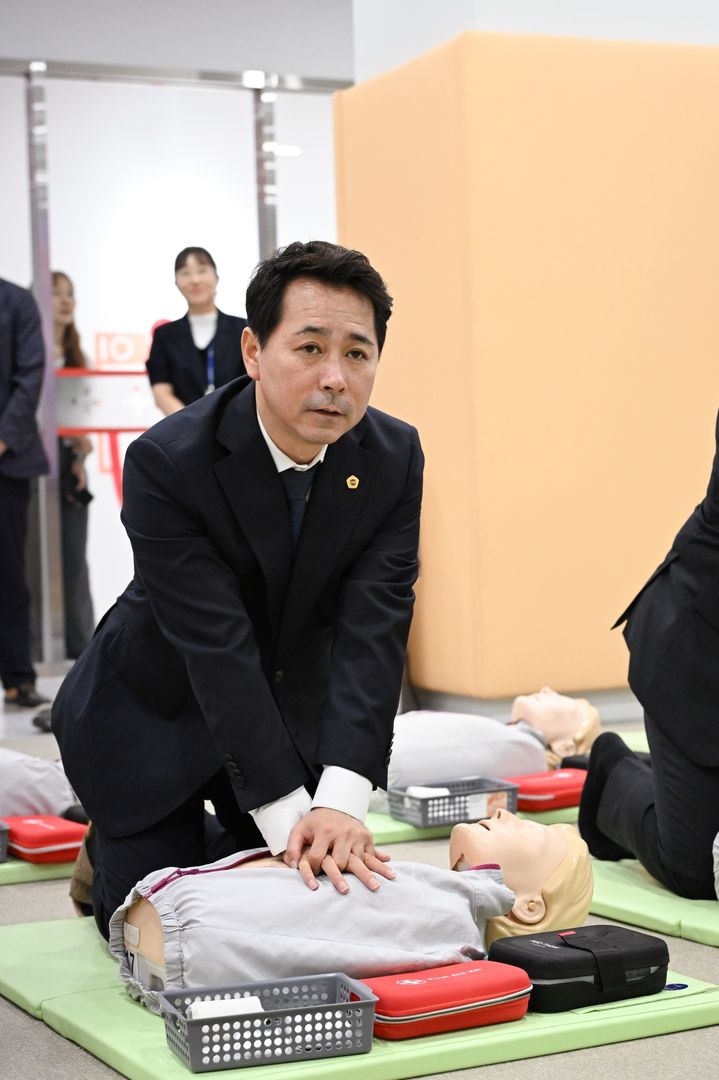 [서울=뉴시스] 14일 마곡안전체험관을 방문한 임만균 서울시의회 의장이 심폐소생술을 체험하고 있다. (사진=서울시의회 제공) 2026.07.15. photo@newsis.com *재판매 및 DB 금지