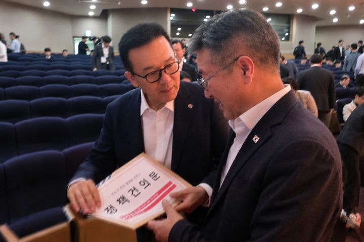 정책건의문을 전달하는 이재호 연수구청장. (사진=연수구 제공) 2026.07.15. photo@newsis.com *재판매 및 DB 금지