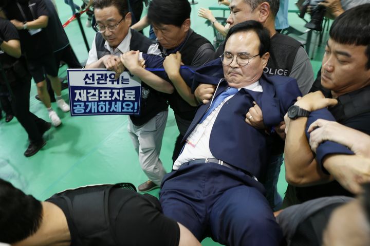 강제 퇴거 당하는 맹정섭 전 후보