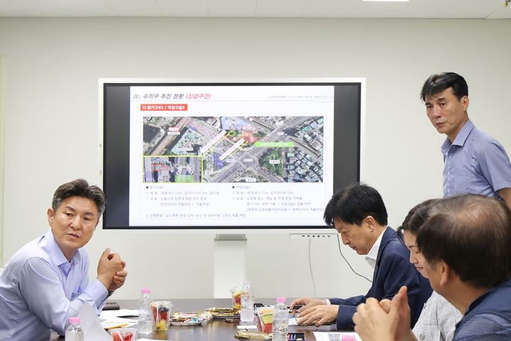 [서울=뉴시스] 김동욱 도봉구청장(왼쪽 첫 번째)이 GTX C노선 현장사무소 방문에서 참석자들과 현안 과제 등에 대해 논의하고 있다. (사진=도봉구 제공) 2026.07.15. photo@newsis.com *재판매 및 DB 금지