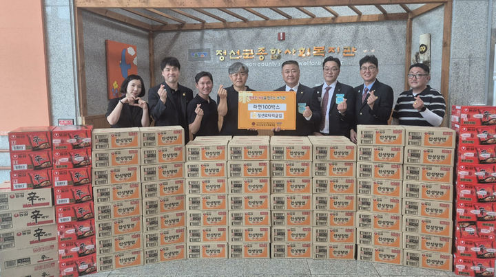국제로타리 3730지구 정선로타리클럽은 15일 정선군종합사회복지관을 방문해 관내 취약계층의 식생활을 돕기 위한 생필품인 라면 100박스를 전달하고 있다.(사진=정선군 제공) *재판매 및 DB 금지