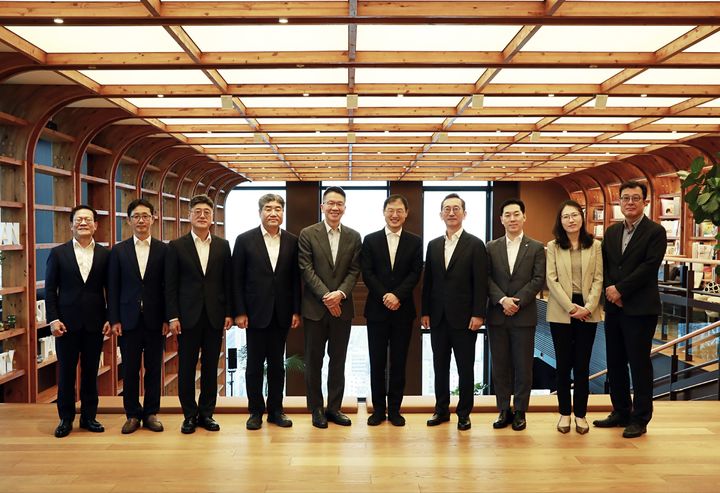 [울산=뉴시스] 김상욱 울산시장은 15일 서울 종로구 SK서린빌딩에서 최창원 SK수펙스추구협의회 의장을 만나 지역 현안과 투자 협력방안을 논의했다. (사진= SK 제공) 2026.07.15.photo@newsis.com *재판매 및 DB 금지