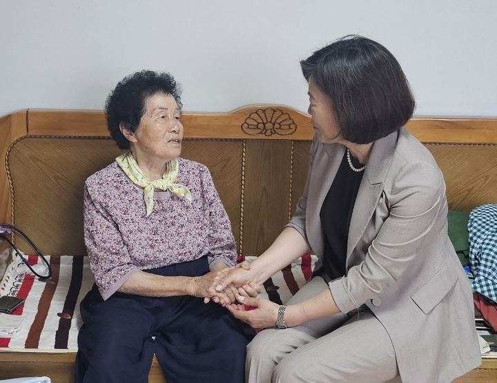 [전남광주=뉴시스] 광주지방보훈청은 여름철 폭염과 집중호우에 취약한 국가유공자와 보훈가족의 안전한 여름나기를 위해 '여름철 취약계층 특별관리 사업'에 나선다고 15일 밝혔다. 장숙남(오른쪽) 광주보훈청장이 보훈가족을 찾아 안부를 전하고 있다. (사진 = 광주지방보훈청 제공) 2026.07.15. photo@newsis.com *재판매 및 DB 금지