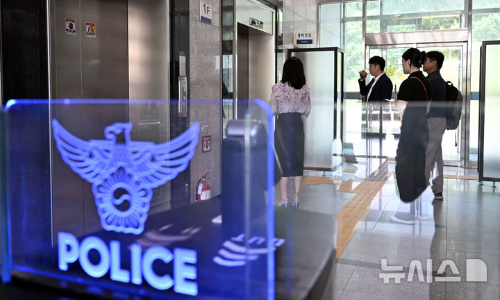 [전남광주=뉴시스] 양시원 기자 = 15일 오전 여고생 살인범 장윤기(23) 사건의 부실 수사·경찰 유착 의혹을 규명하기 위해 광주경찰청 압수수색을 진행 중인 광주지검 수사관들이 이동하고 있다. 2026.07.15. goodwrite97@newsis.com