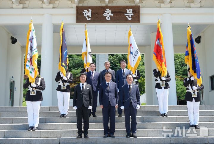 [임실=뉴시스] 김희수 도의장(아래 가운데)을 바롯한 전북특별자치도의회 의정대표들이 15일 국립임실호국원을 찾아 참배하고 제13대 의회의 힘찬 출발과 도민을 위한 의정활동을 다짐했다. 2026.07.15 *재판매 및 DB 금지