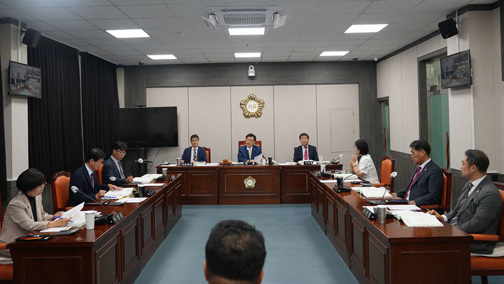 태백시의회는 15일 위원회실에서 시의회 제293회 임시회 제3차 본회의를 열고 스포츠과, 태백시문화재단, 문화관광과 등 주요 부서의 업무 보고를 받고 있다.(사진=태백시의회 제공) *재판매 및 DB 금지