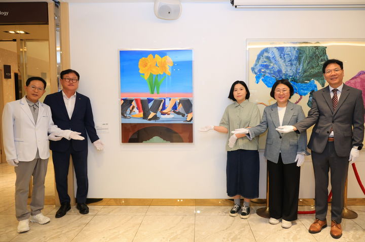 [대구=뉴시스] 수성문화재단 수성아트피아는 대경영상의학과 제니스점에서 '제10회 2수성구 미술작품 대여제' 명패 부착식을 개최했다. (사진=대구시 수성구 제공) 2026.07.15. photo@newsis.com *재판매 및 DB 금지
