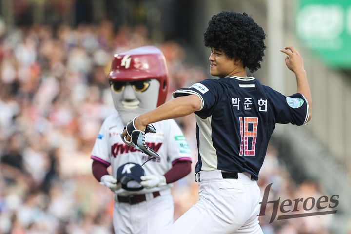 [서울=뉴시스] 프로야구 키움 히어로즈 박준현이 11일 서울 잠실구장에서 열린 2026 신한 쏠 KBO 올스타전에 불펜 등판해 공을 던지고 있다. (사진=키움 히어로즈 제공) 2026.07.11. *재판매 및 DB 금지