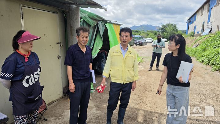 [완주=뉴시스] 권요안 전북특별자치도의회 농업복지환경위원장(오른쪽 두번째)이 완주군 고산면 가축분뇨 시설을 찾아 관계 기관과 합동점검을 진행했다. (사진= 전북자치도의회 제공) 2026.07.15. photo@newsis.com *재판매 및 DB 금지