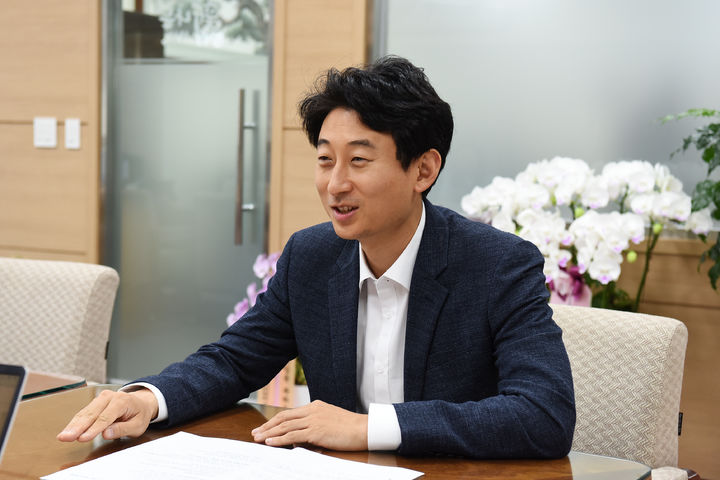 부산=뉴시스] 서태경 부산 사상구청장이 지난 14일 사상구청장실에서 뉴시스와 인터뷰를 진행하고 있다. (사진=부산 사상구청 제공) 2026.07.15 photo@newsis.com *재판매 및 DB 금지