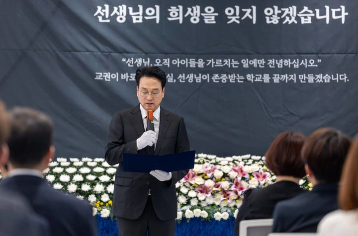 [수원=뉴시스] 안민석 경기도교육감이 서이초 교사 순직 3주기를 맞아 13일 경기도교육청 남부청사에 마련된 순직교원 추모공간을 찾아 추모사를 하고 있다. (사진=경기도교육청 제공) 2026.07.15. photo@newsis.com *재판매 및 DB 금지