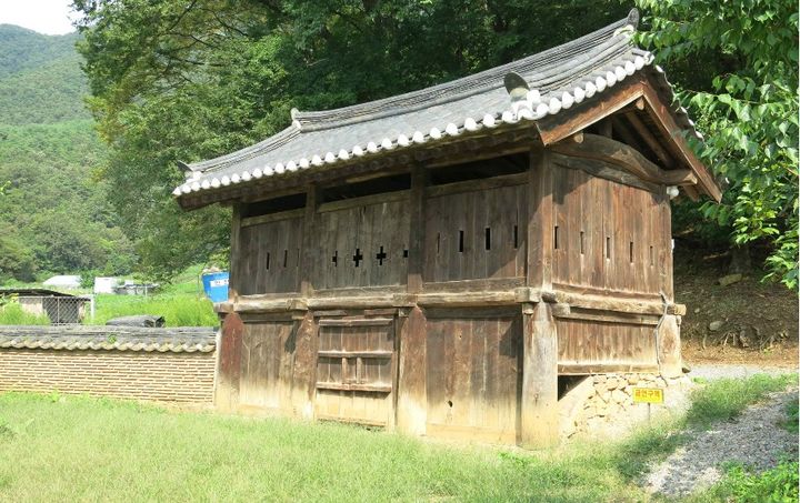 [서울=뉴시스] 영월 보덕사 해우소 전면 (사진=국가유산위원회 제2차 민속문화유산분과 회의자료 갈무리) 2026.07.15. photo@newsis.com *재판매 및 DB 금지