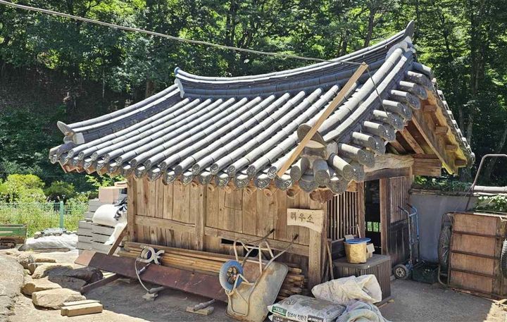 [서울=뉴시스] 합천 해인사 국일암 해우소 전면 (사진=국가유산위원회 제2차 민속문화유산분과 회의자료 갈무리) 2026.07.15. photo@newsis.com *재판매 및 DB 금지