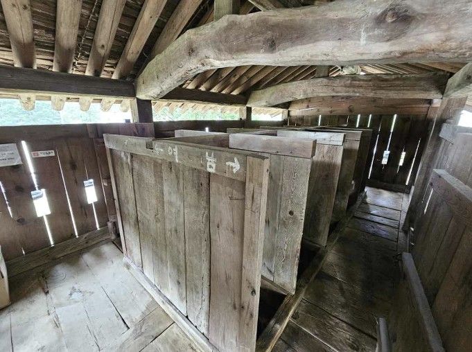 [서울=뉴시스] 영월 보덕사 해우소 내부 (사진=국가유산위원회 제2차 민속문화유산분과 회의자료 갈무리) 2026.07.15. photo@newsis.com *재판매 및 DB 금지