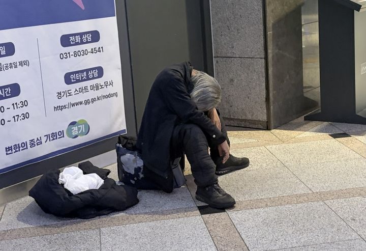[수원=뉴시스] 이지윤 인턴기자=수원역사 안에 앉아 한 노숙인이 더위를 피하고 있다. (본 사진은 기사의 이해를 높이기 위한 사진이며, 본문에서 언급한 인터뷰이가 아님을 알려드립니다) *재판매 및 DB 금지