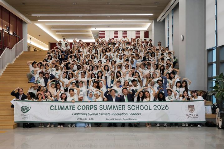 [서울=뉴시스] 고려대가 6일부터 10일까지 개최한 '기후행동단 여름학교(Climate Corps Summer School 2026)' 행사의 참가자들이 단체 사진을 촬영하고 있다. (사진=고려대 제공) 2026.07.15. photo@newsis.com *재판매 및 DB 금지