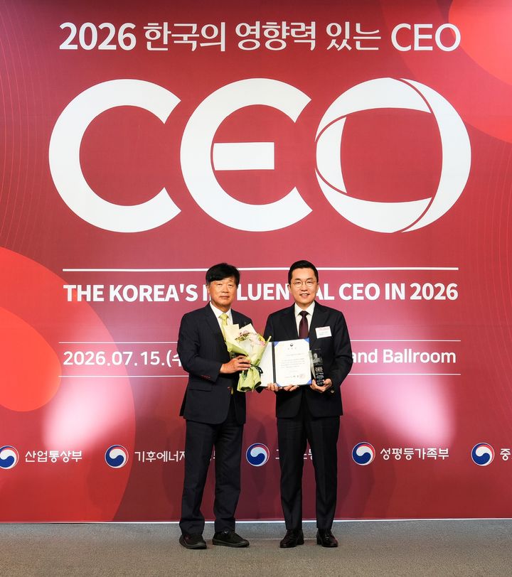 [부산=뉴시스] 김상민 부산디지털자산거래소 비단(Bdan) 대표가 15일 서울 중구 더플라자호텔에서 개최된 '2026 한국의 영향력 있는 CEO' 시상식에서 기획예산처 장관 표창을 수상하고 있다. (사진=부산디지털자산거래소 제공) 2026.07.15. photo@newsis.com *재판매 및 DB 금지
