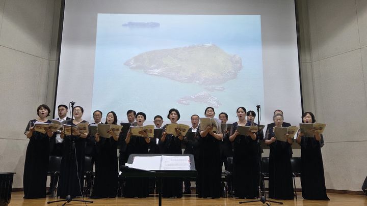 [논산=뉴시스] 15일 충남 논산 기민중학교에서 '코리아 베테랑 코랄' 합창단이 '외로운 섬 격렬비' 노래 발표회를 갖고 있다. 2026. 07. 15 photo@newsis.com *재판매 및 DB 금지
