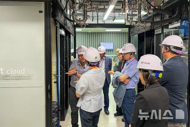 [서울=뉴시스]KT 사외이사들이 서울 목동2 데이터센터에 위치한 AI 이노베이션 센터(AI Innovation Center), AI 인프라 랩스에 방문해 AIDC 기술을 점검하고 있다. (사진=KT 제공)