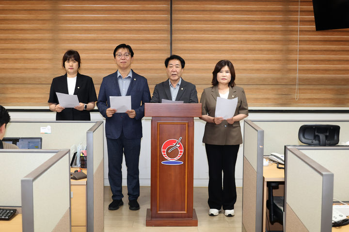[울산=뉴시스] 더불어민주당 이수영·유봉선·서성태·전혜화 동구의회 의원들이 15일 동구청 프레스센터에서 기자회견을 열고 입장을 밝히고 있다. (사진=동구의회 제공) 2026.07.15. photo@newsis.com *재판매 및 DB 금지