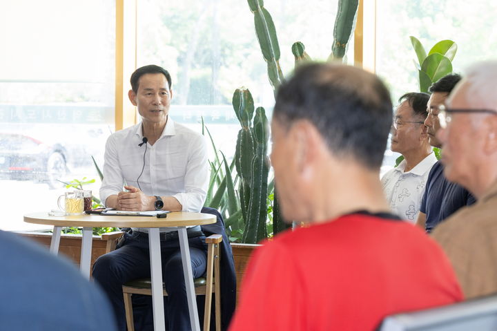 [익산=뉴시스] 간담회 하는 최정호 전북 익산시장. (사진=익산시 제공) 2026.07.15. photo@newsis.com *재판매 및 DB 금지