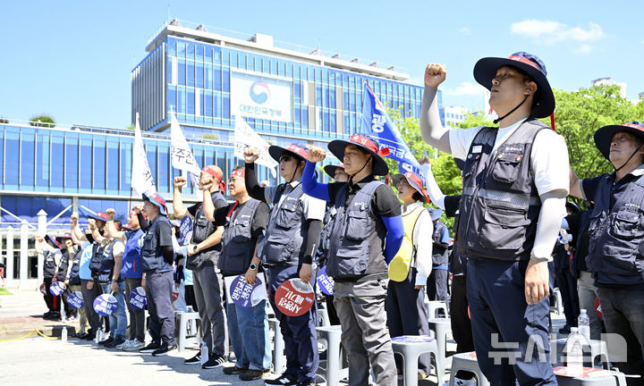 [전남광주=뉴시스] 양시원 기자 = 전국금속노동조합 광주전남지부가 15일 오후 전남광주 북구 광주고용노동청 앞에서 금속노동자 총파업 대회를 열고 원청 교섭 촉구 구호를 외치고 있다. 2026.07.15. goodwrite97@newsis.com