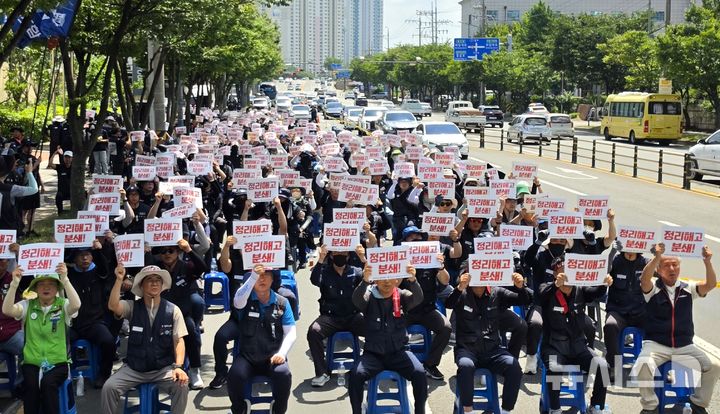 [포항=뉴시스] 송종욱 기자 = 15일 고용노동부 포항지청 앞에서 민주노총 경북지역본부가 총파업대회를 열고 있다. 2026.07.15. sjw@newsis.com