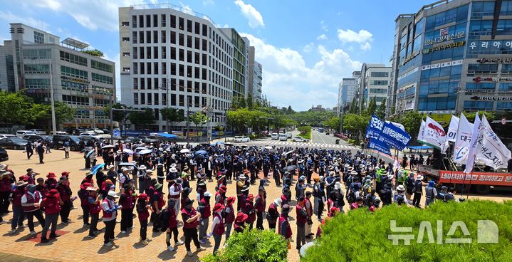 [포항=뉴시스] 송종욱 기자 = 15일 포항시청 광장에서 민주노총 경북지역본부가 총파업 사전 대회를 열고 있다. 2026.07.15. sjw@newsis.com