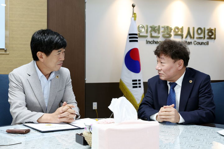 [수원=뉴시스] 남종섭 경기도의회 의장이 15일 인천광역시의회에서 박종혁 인천광역시의회 의장과 만나 지방의회법 제정을 위한 협력체계 구축 방안을 논의하고 있다. (사진=경기도의회 제공) 2026.07.15. photo@newsis.com *재판매 및 DB 금지
