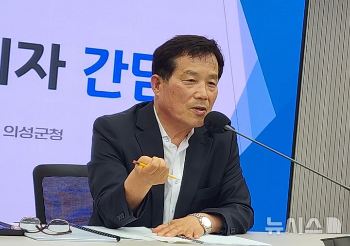[의성=뉴시스] 김진호 기자 = 최유철 경북 의성군수가 취임 후 처음 가진 기자간담회에서 민선 9기 정책 운영 방향을 밝히고 있다. 2026.07.15. kjh9326@newsis.com