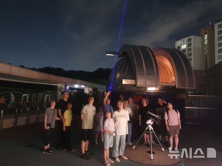 [군포=뉴시스] 별자리 육안 관측 현장. (사진=군포시 제공)..2026.07.15. photo@newsis.com