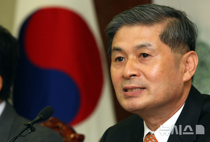 [수원=뉴시스]강종민 기자 = 지난 2009년 경기도청에서 열린 형질전환 복제돼지 생산에 관한 공동연구 협약식에서 경기도와 협약서를 교환한 황우석 박사가 취재진의 질문에 답하고 있다. 2009.08.26.