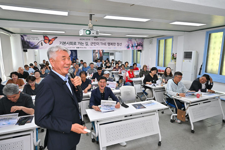 최승준 정선군수가 15일 사북 지역살리기공추위 교육실의 지역아카데미에서 ‘기본사회로 가는 길, 군민이 더 행복한 정선’을 주제로 특강을 하고 있다. (사진=정선군 제공) *재판매 및 DB 금지