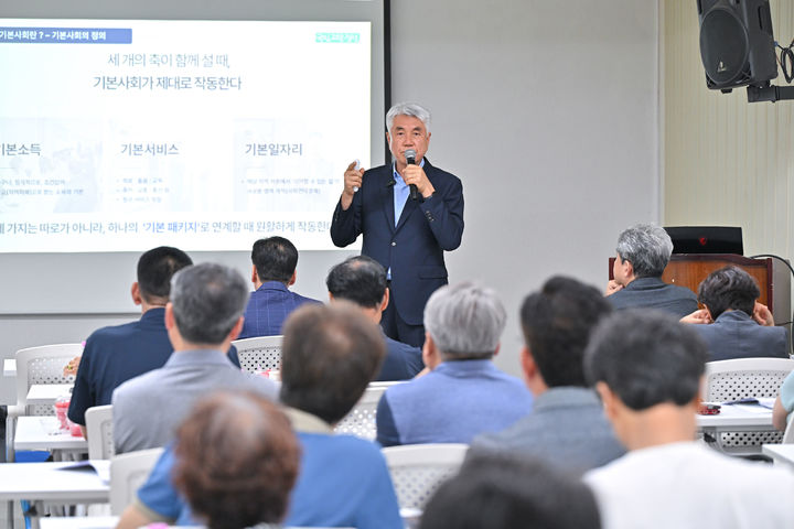 최승준 정선군수가 15일 사북 지역살리기공추위 교육실에서 열린 지역아카데미에서 ‘기본사회로 가는 길, 군민이 더 행복한 정선’을 주제로 특강을 하고 있다. (사진=정선군 제공) *재판매 및 DB 금지