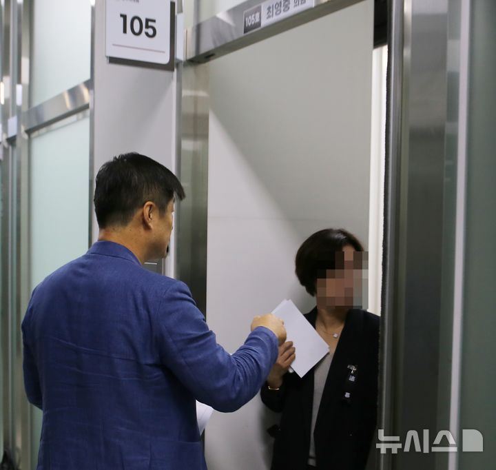 [청주=뉴시스] 서주영 기자 = 15일 오전 경찰이 충북 청주시의회에서 아동 성매매 혐의로 수사를 받고 있는 최영중 시의원 집무실에 대한 압수수색을 진행하고 있다. 2026.07.15. juyeong@newsis.com