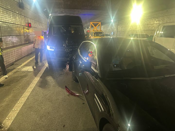 [부산=뉴시스] 15일 오후 15일 부산 해운대구 광안대교 방면 센텀지하차도 내 300m 지점에서 승용차와 15인승 승합차가 추돌했다. (사진=부산소방재난본부 제공) 2026.07.15. photo@newsis.com *재판매 및 DB 금지
