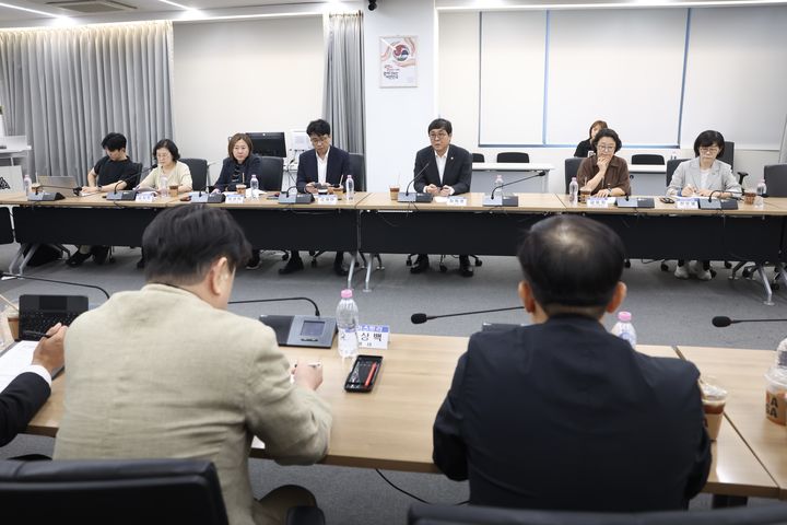 최휘영 문화체육관광부 장관이 15일 서울 종로구 국립현대미술관에서 최근 JTBC의 기업회생 신청과 관련해 방송영상업계와의 긴급 간담회를 열었다. (사진=문체부 제공) *재판매 및 DB 금지