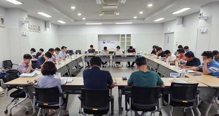 [세종=뉴시스] 농촌진흥청은 15일 전북 완주군 국립식량과학원에서 국립종자원과 전북특별자치도 및 도내 14개 시·군농업기술센터 담당자 등 30여명이 참석한 가운데 '신동진1' 관련 기술적 지원과 시범 사업 추진 상황을 점검했다고 밝혔다. (사진=농진청 제공) 2026.07.15. photo@newsis.com *재판매 및 DB 금지